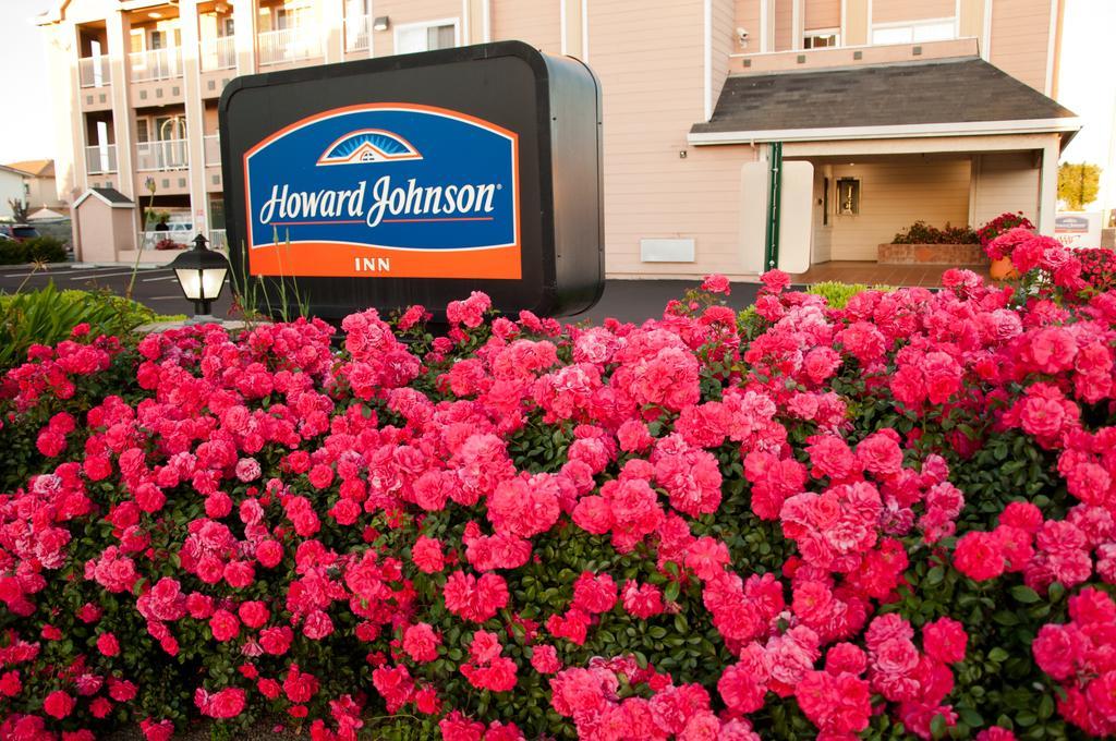 Howard Johnson By Wyndham Salinas Hotel Exterior photo